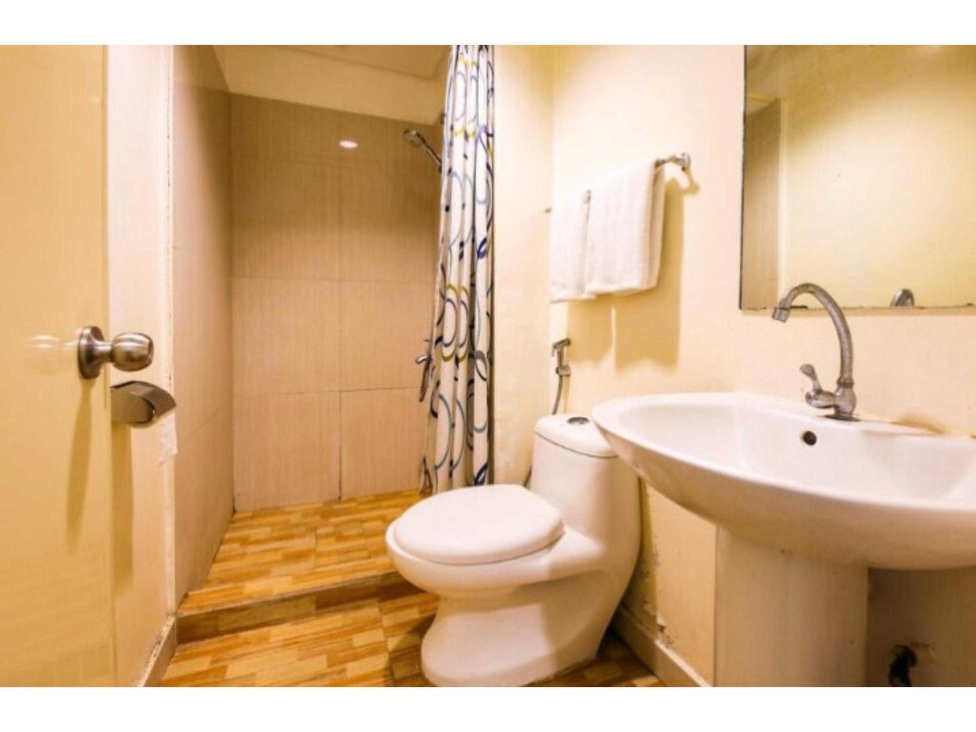 Oyo 769 Poblacion Suites Polaris Makati City Bagian luar foto