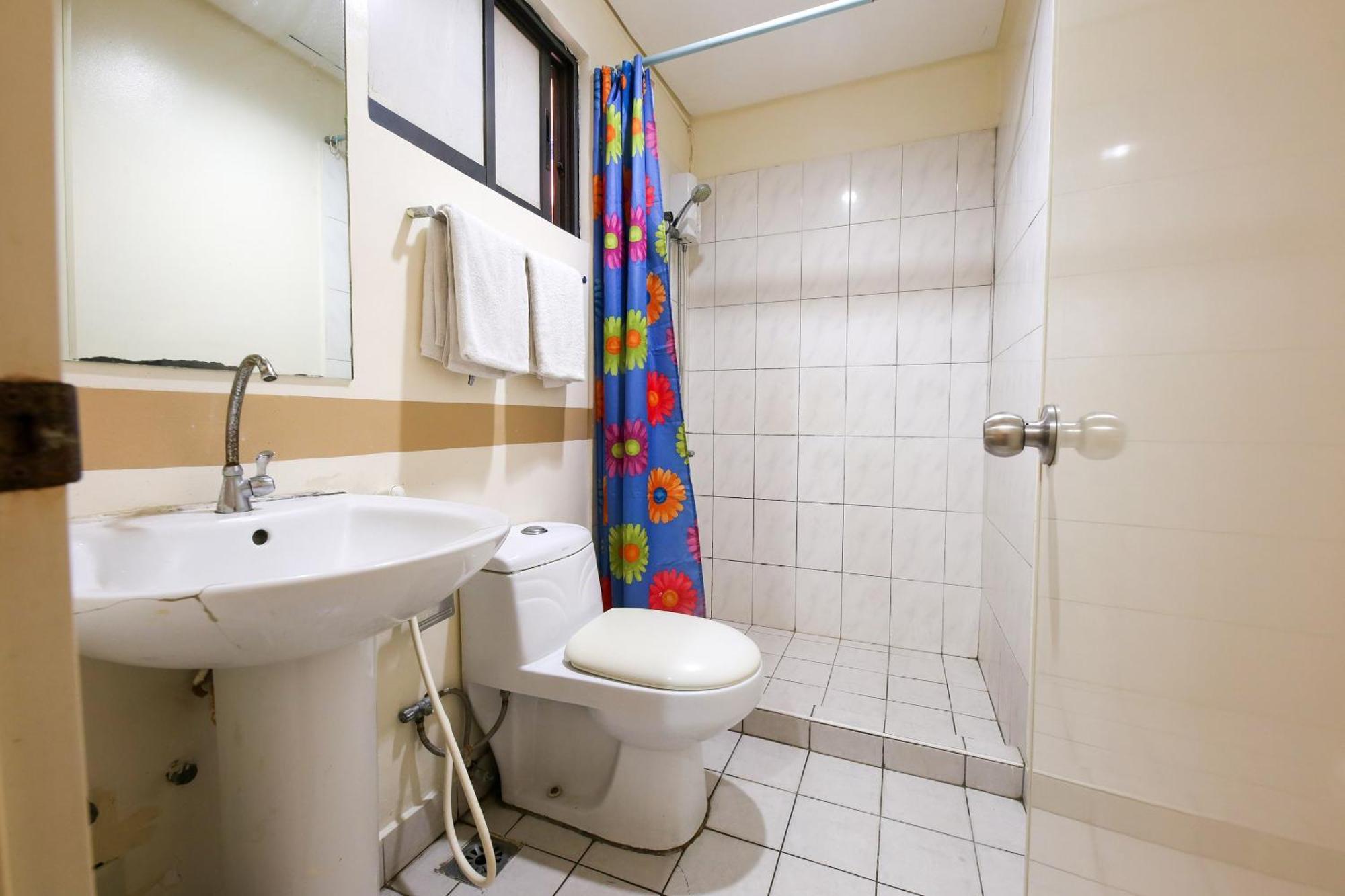 Oyo 769 Poblacion Suites Polaris Makati City Bagian luar foto