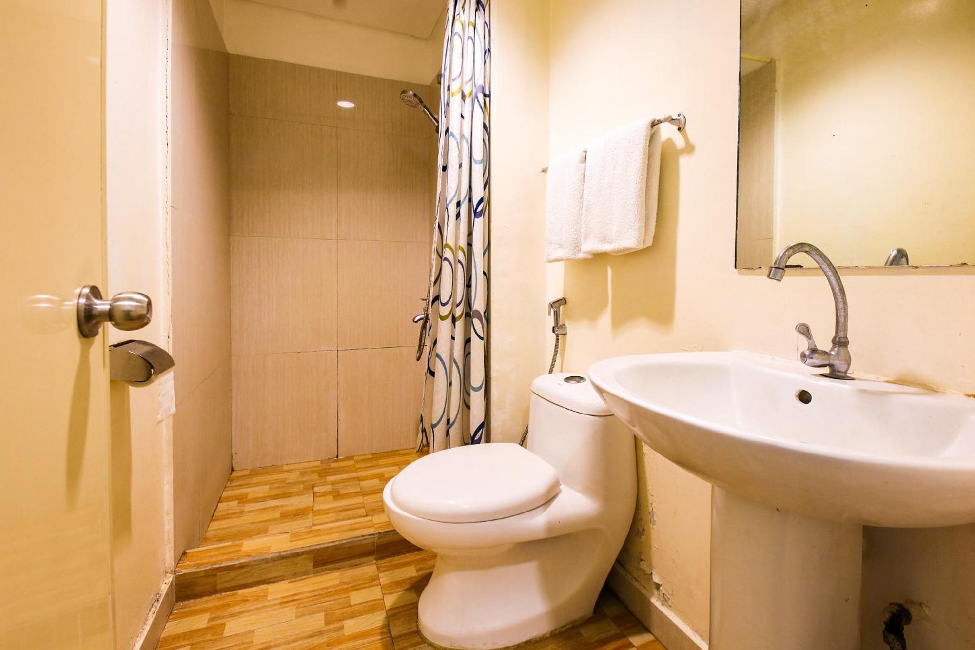 Oyo 769 Poblacion Suites Polaris Makati City Bagian luar foto
